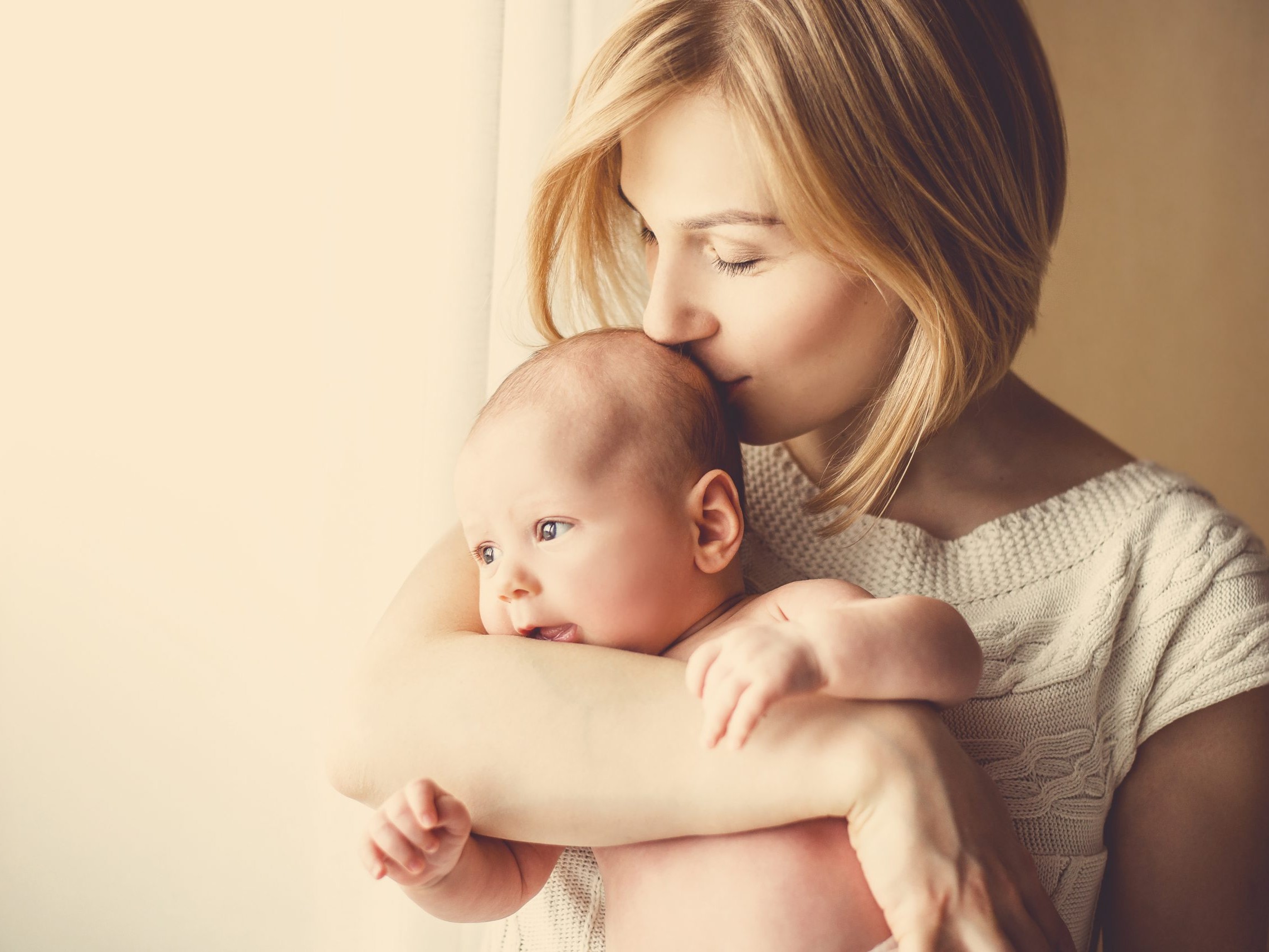 mom_kissing_baby