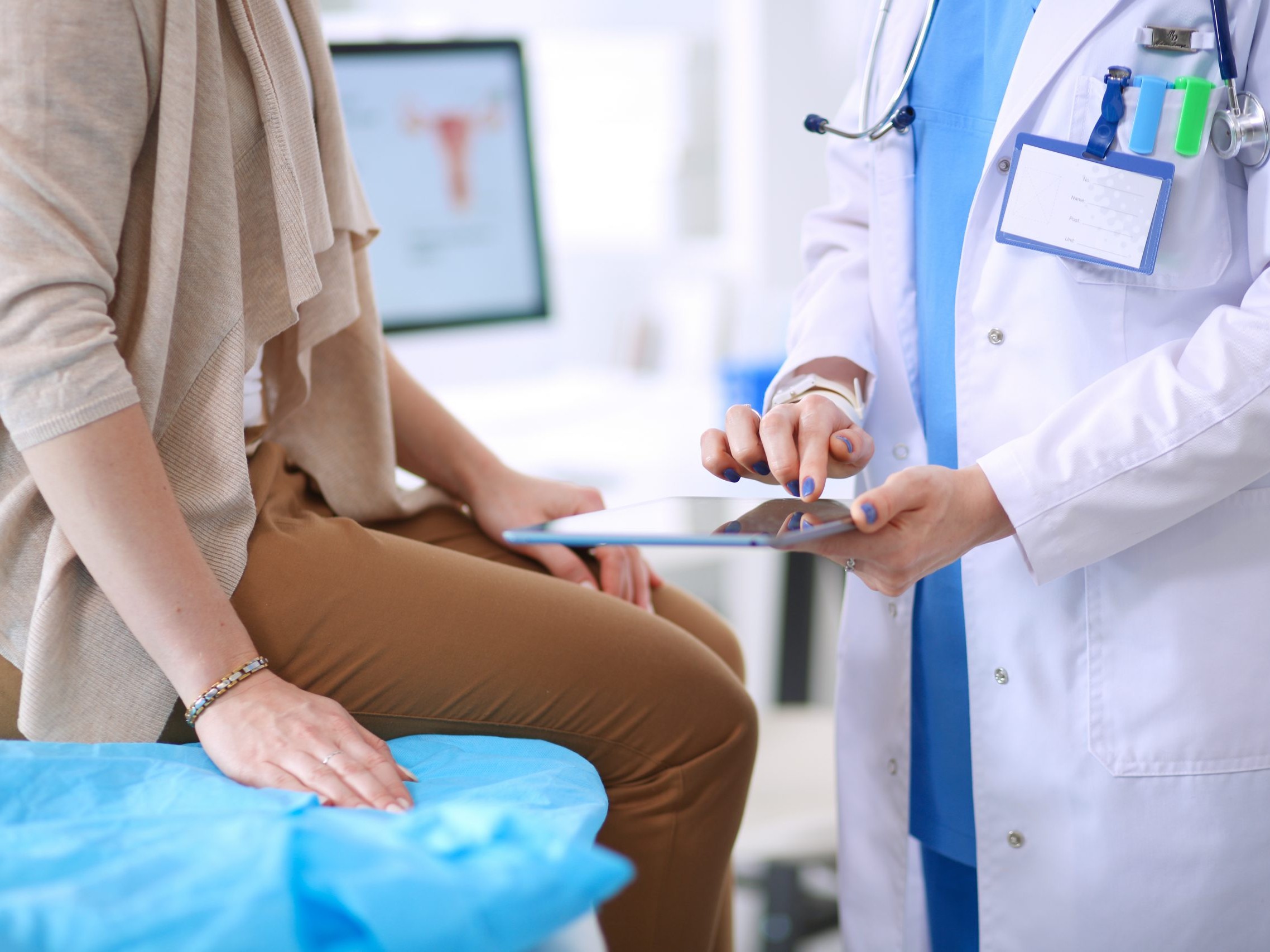 docto_ making_a_prescription_to_patient